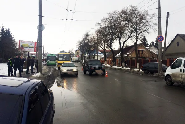 У Луцьку автомобіль наїхав на двох людей, які йшли поза переходом (фото)