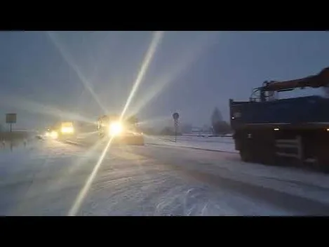 На Волині «рятують» дороги й тротуари після снігопаду (відео)
