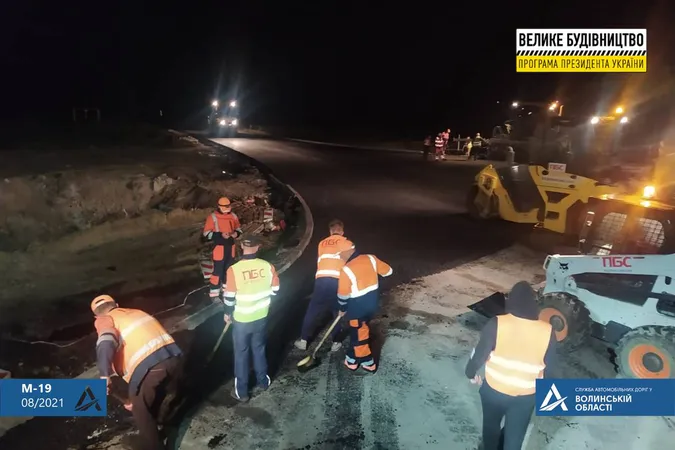 Працювали вдень і вночі: на Волині закінчили ще 7 кілометрів автошляху (фото)