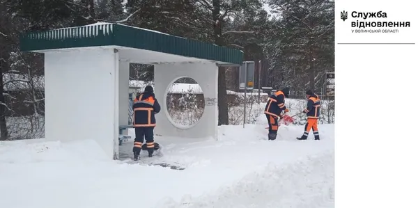 Снігопад: на Волині цілодобово чистять і посипають дороги (фото, відео)