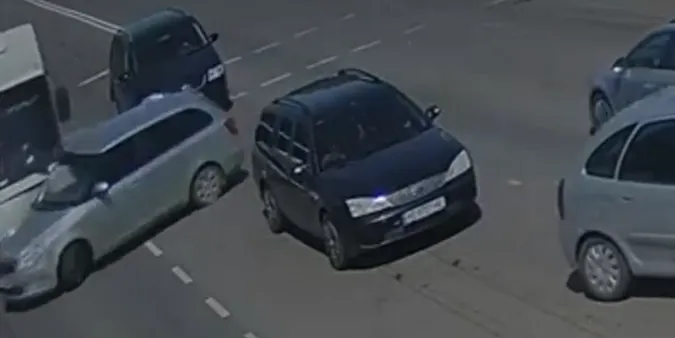 У Луцьку маршрутка знесла легковик, що розвертався поперек дороги (відео)