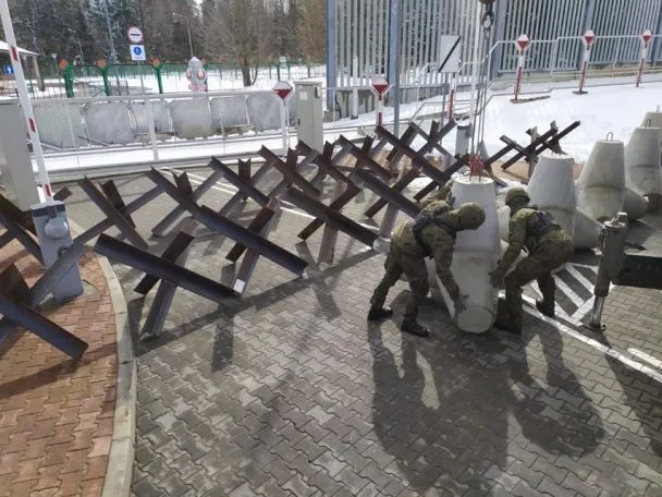 Польща встановлює протитанкові їжаки на кордоні з Білоруссю