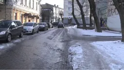 Йти неможливо: хто у Луцьку має посипати піском слизькі тротуари (відео)