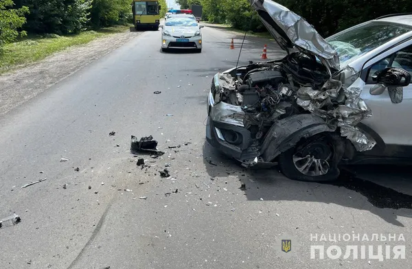 Лоб у лоб: біля Луцька зіткнулися два авто – є постраждалі (фото)