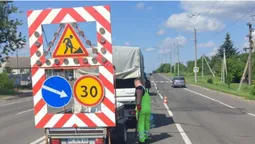 Під Луцьком на дорозі до Рівного малюють «зебри» і заливають смолою тріщини (фото, відео)