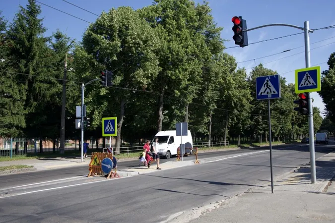 У Луцьку на Львівській встановили світлофор з «острівцем безпеки» (фото)