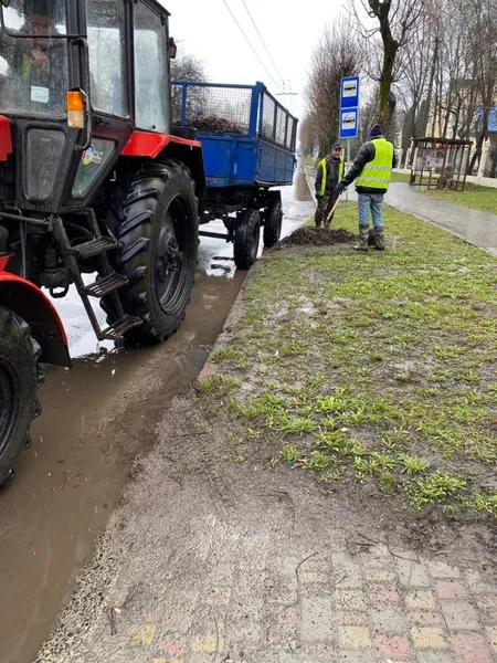 Луцьк чистять від накопиченого за зиму бруду (фото)