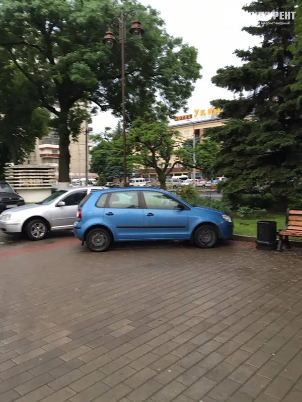 Поблизу облмуздрамтеатру