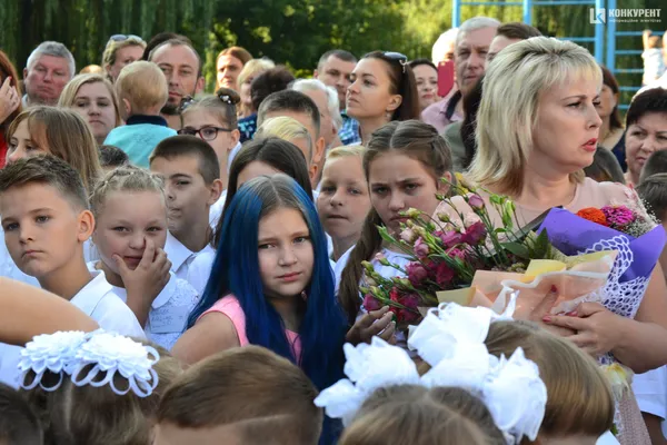 Кульки і квіти: у Луцькій школі № 9 святкували День знань (фото)