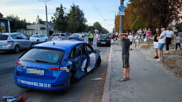 Обом автівкам повідривало колеса: у Луцьку BMW влетів в таксі (фото)