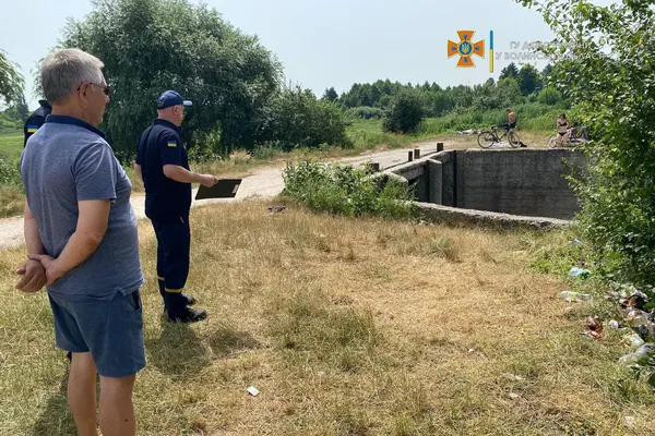 Небезпечні розваги: біля Луцька діти стрибають в річку з дамби (фото)
