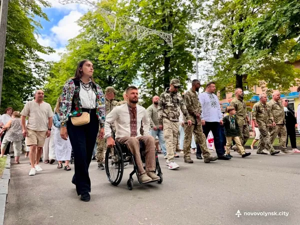 У Нововолинську сотні людей пройшли святковою ходою у вишиванках (фото)