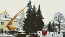 Як прикрашають новорічні ялинки в центрі Луцька (фото)