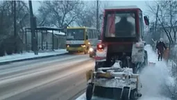 Не залишайте авто вздовж вулиць: у Луцьку працюватиме снігоприбиральна техніка (відео)