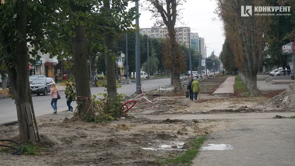 Їздять, ходять, ремонтують: що відбувається на проспекті Волі у Луцьку (фото)