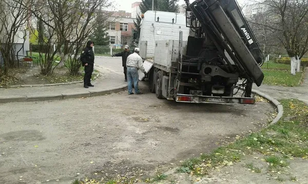 Лучани самостійно встановлюють обмежувачі руху на місці демонтованих (фото)