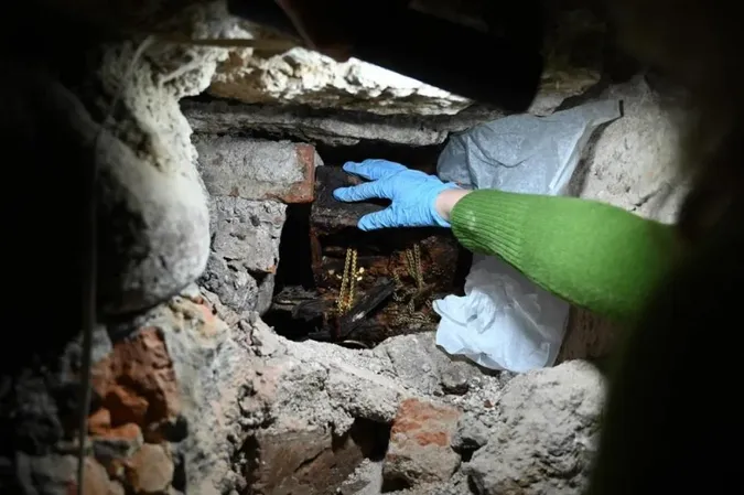 В стінах собору знайшли скарби, заховані в часи Другої світової війни (фото)