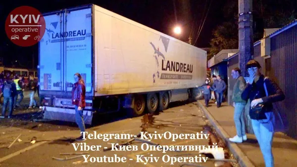 У Києві фура протаранила зупинку (фото)