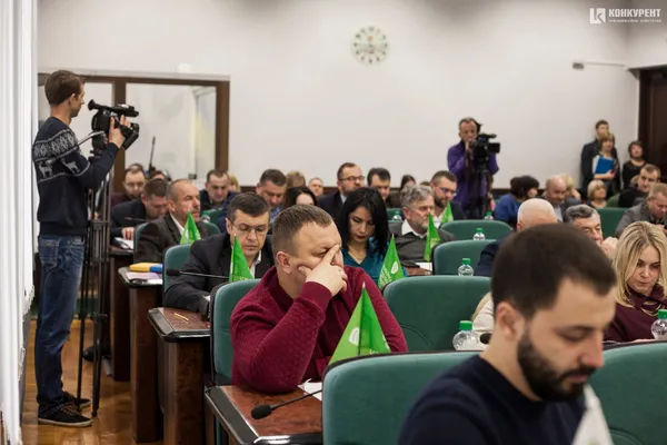 Із вогнем миру і співами: якою була остання в 2019 році сесія Луцької міської ради (фото)