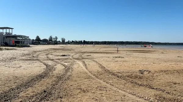 Берег центрального пляжу озера Світязь, вересень 2026 року