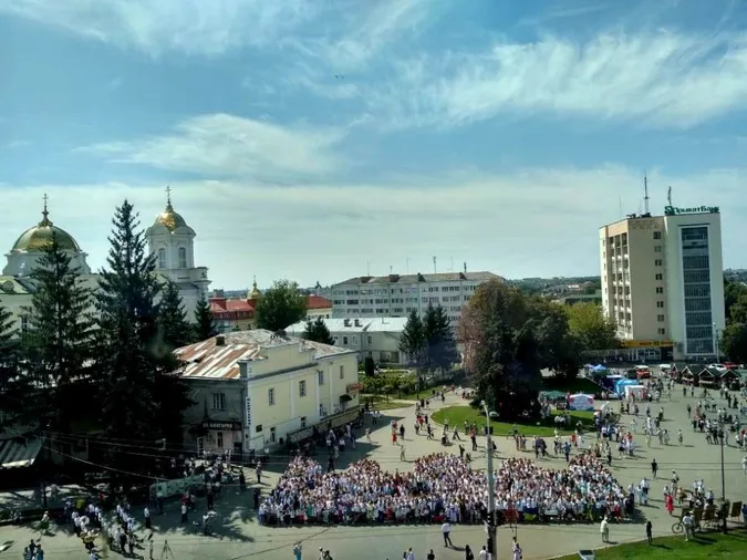У центрі Луцька відбувся вишитий флешмоб до Дня Незалежності (фото)