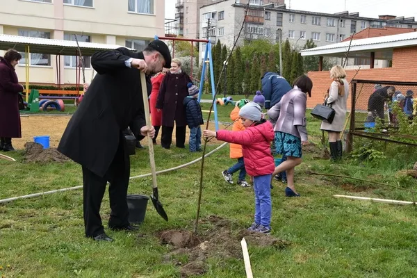 У луцькому дитсадку посадили дерева (фото)
