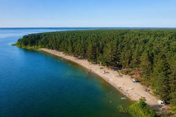 Де найкраще купатися на Волині: 10 озер із чистою водою, піщаними пляжами та неймовірними краєвидами
