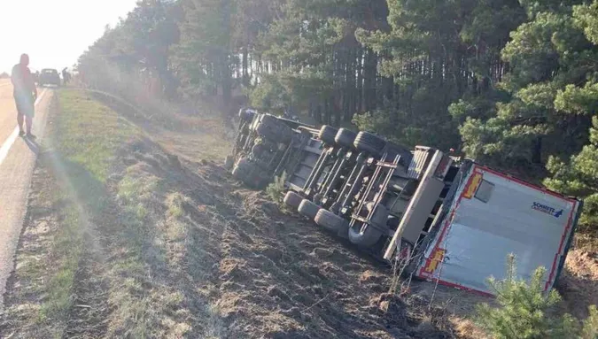 У Ковельському районі на трасі перекинулася фура