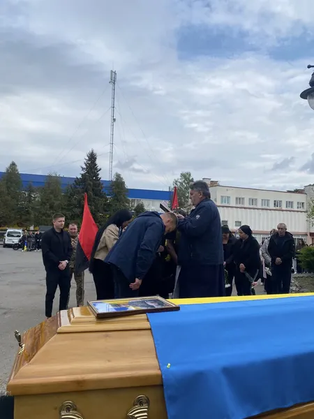 Зовсім юний: у Луцькому районі попрощалися із воїном Романом Романюком (фото)