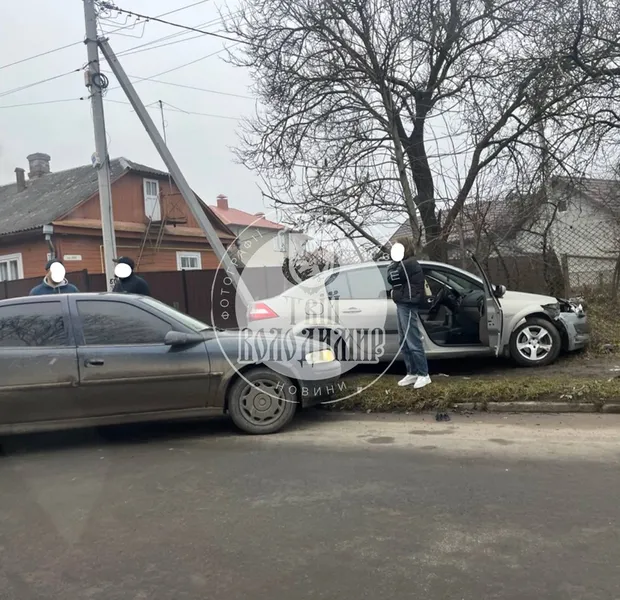 Авто викинуло на тротуар: у Володимирі – серйозна аварія