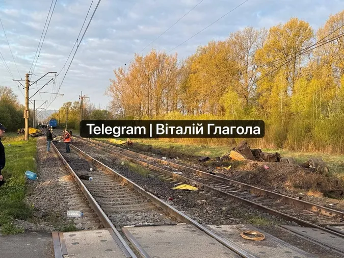 Трагедія на Львівщині: потяг Київ–Ужгород зійшов з рейок, загинули машиніст та водій автокрана(фото)