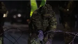 Натягнули колючий дріт та перегородили усі шляхи: Польща закрила кордон із білоруссю (фото)