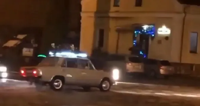 Вночі біля Луцького замку влаштували новорічний дрифт (відео)