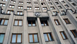 Через негоду в будівлі Волинської ОДА потріскали вікна (відео)