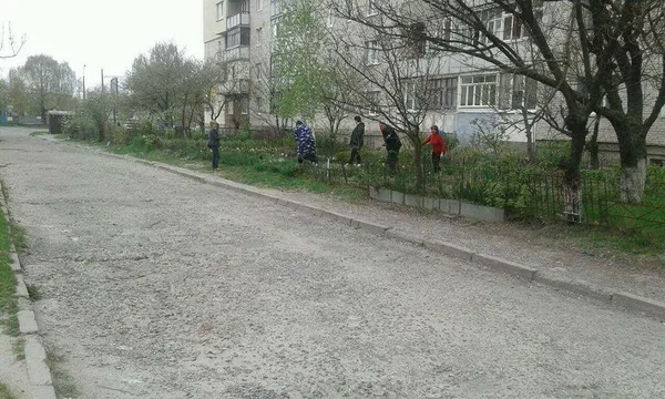 У Луцьку продовжують зносити паркани під багатоповерхівками (фото)
