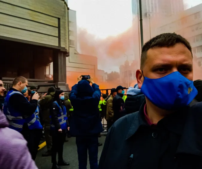 Дим та шини: очевидець розповів, що відбувається під Конституційним Судом у Києві (фото,відео)