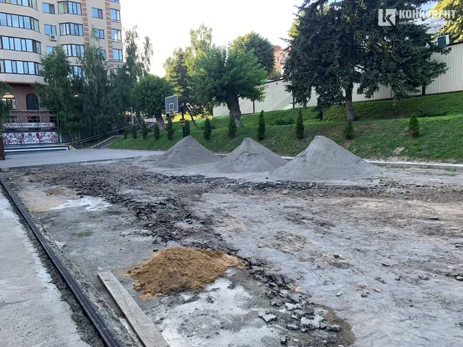 У Луцьку біля філармонії почали стелити нову бруківку (фото)