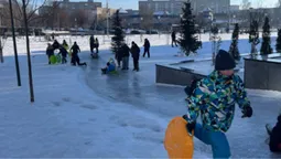 У Луцьку біля РАЦСу – аншлаг на ковзанці (фото)