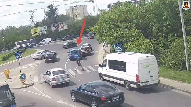У Луцьку на кільці зіткнулися Volkswagen і Ford (відео)