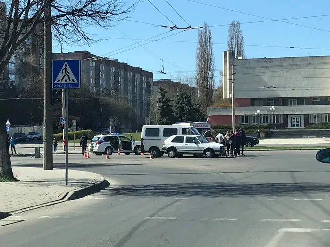 Біля РАЦСу в Луцьку – аварія: зіткнулися два легковики і «швидка» (фото)