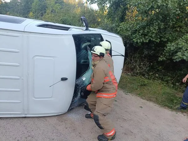 Розрізали лобове скло: на Камінь-Каширщині рятувальники визволяли постраждалих в ДТП (фото)