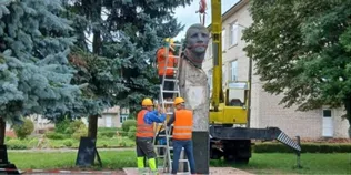 На Волині демонтували радянський пам'ятник: погруддя передали до музею