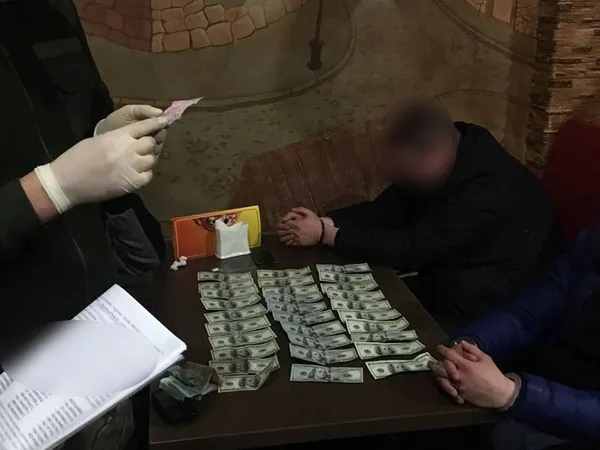 На Волині спіймали на хабарі працівника СБУ (фото)