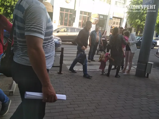 У Луцьку на переході автомобіль наїхав на жінку з коляскою (фото)