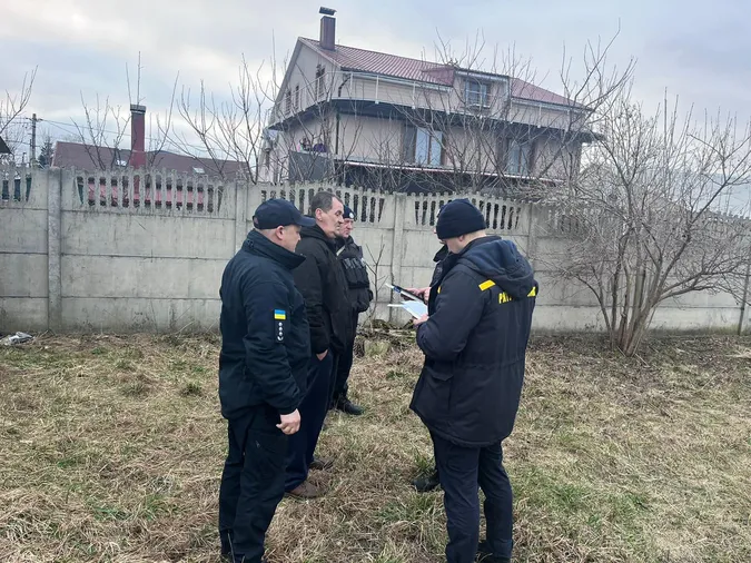 Під Луцьком чоловік підпалив поле й ледь не спалив сусідні будинки (фото)