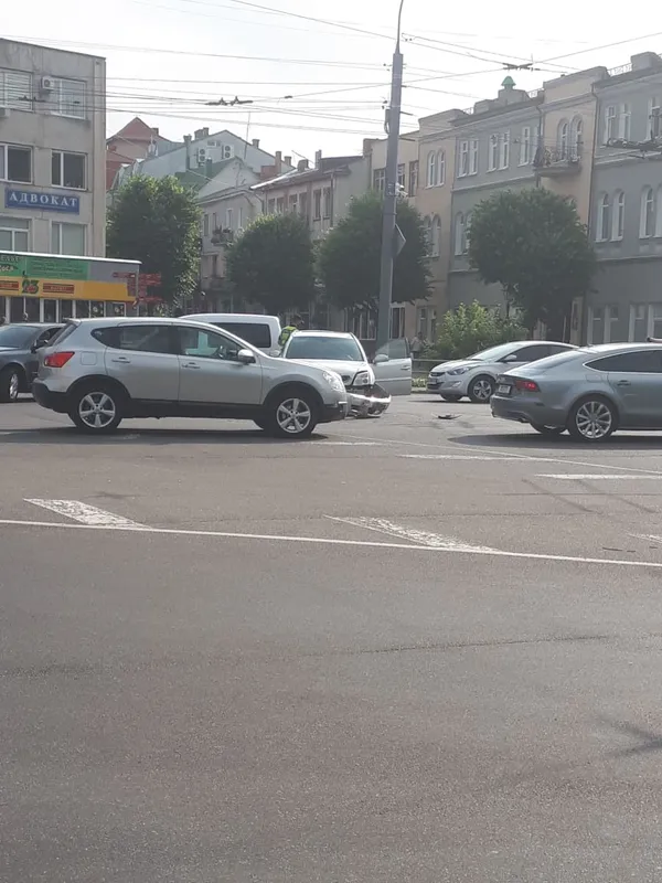 Відвалився бампер: у Луцьку не розминулися дві автівки (фото, відео)