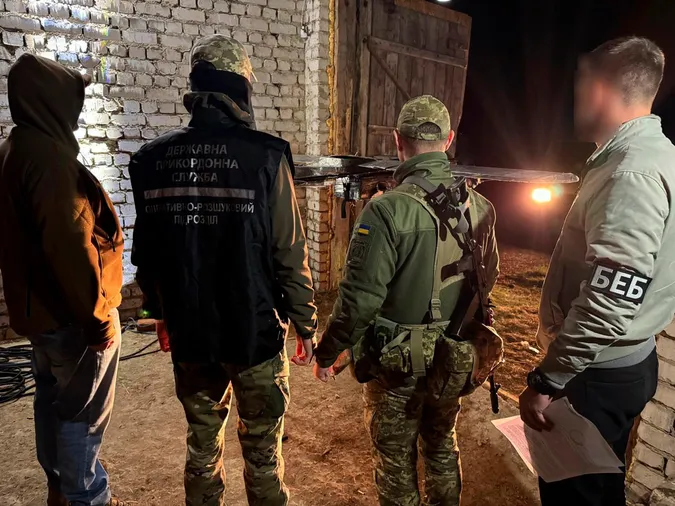 Троє волинян переправляли сигарети безпілотником до Польщі (фото)