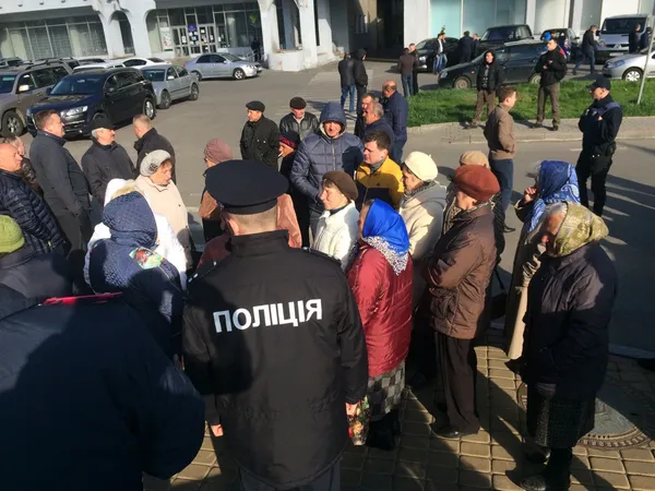 Під Волинською ОДА – десятки людей з плакатами (фото)