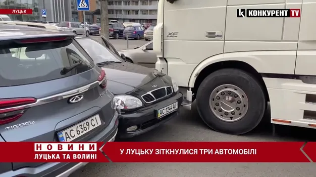 У Луцьку на Рівненській вантажівка не розминулась із двома легковиками (відео)