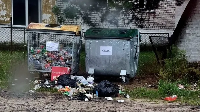 Захаращені смітники для роздільного сортування відходів